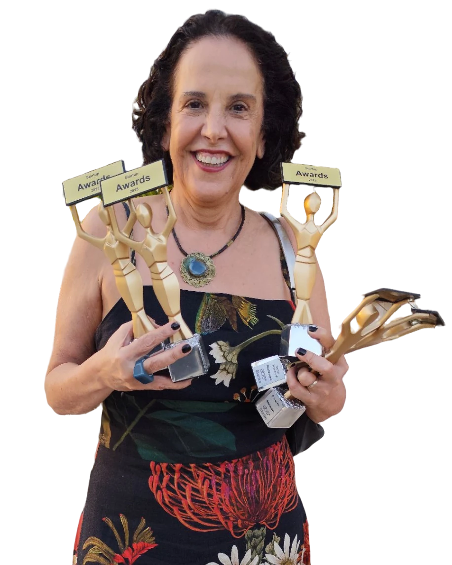 Cynthia segurando os troféus do Startup Awards 2025
