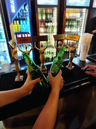 Troféus do Startup Awards 2025 no balcão de um bar
