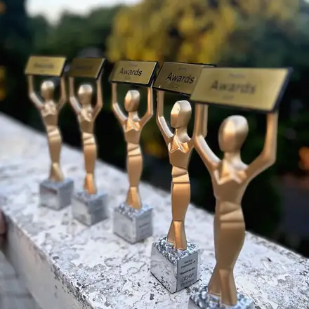 Troféus do Startup Awards 2025 enfileirados