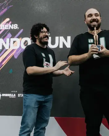 Ferdinando Kun recebe troféu no palco do Startup Awards 2024