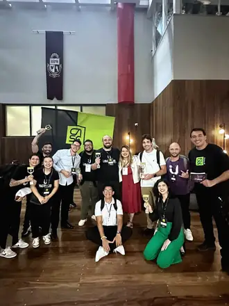 Comunidade UberHub com troféus no Startup Awards