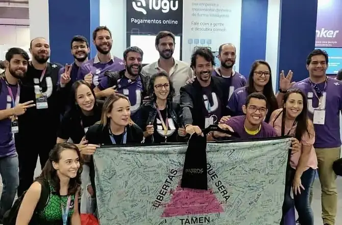 Comunidade UberHub em evento com bandeira de Minas assinada