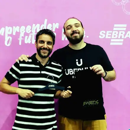 Roberto Viana e Ferdinando Kun com o cabide do Startup Awards