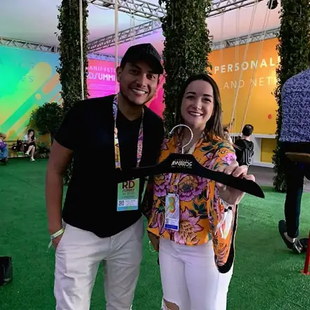 Dupla com o cabide do Startup Awards no RD Summit